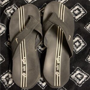 Nike flip flops 🩴
